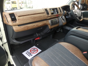 ハイエースバンディーゼル4WD　丸目カスタム　ネオクラシック
