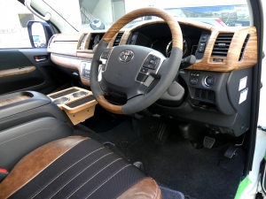 ハイエースバン新車アウトレットディーゼル4WD　丸目カスタム　ネオクラシック