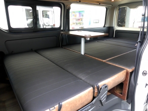 ハイエースバン新車アウトレットディーゼル4WD　丸目カスタム　ネオクラシック