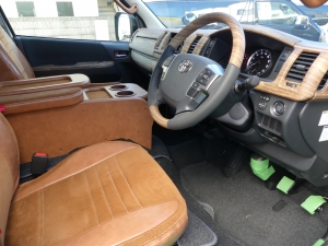 ハイエースバン新車アウトレットディーゼル4WD　丸目カスタム　ネオクラシック