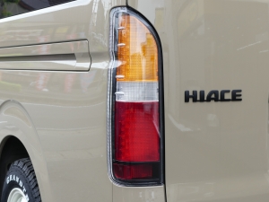 ハイエースバン9型　ディーゼル4WD　アースカラーパッケージ：ベージュ