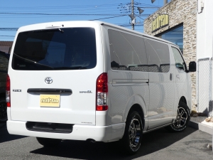 ハイエースバン新型　プラチナホワイトパールマイカ