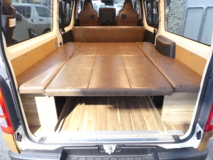 ハイエースバン新型ハイエース　コンプリートカー