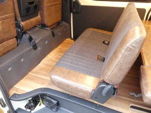 ハイエースバン新型ハイエース　コンプリートカー