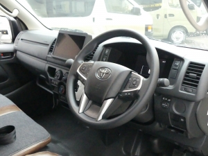 ハイエースバン新型ハイエース　コンプリートカー