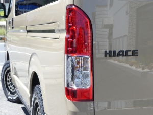 ハイエースバン9型一部改良　ガソリン4WD　アースカラーパッケージ：ベージュ