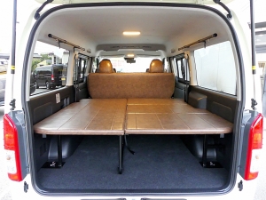 ハイエースバン10型　ガソリン4WD　アースカラーパッケージ：ベージュ