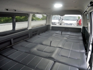 ハイエースワゴン１０人乗り　新車カスタム