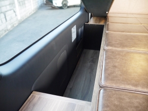 ハイエースバン特設カラーライトイエロー　安全装備付き