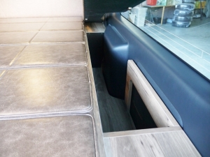 ハイエースバン特設カラーライトイエロー　安全装備付き