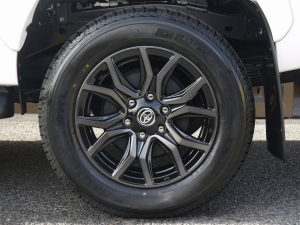ハイラックス新車コンプリートトラック　SUV